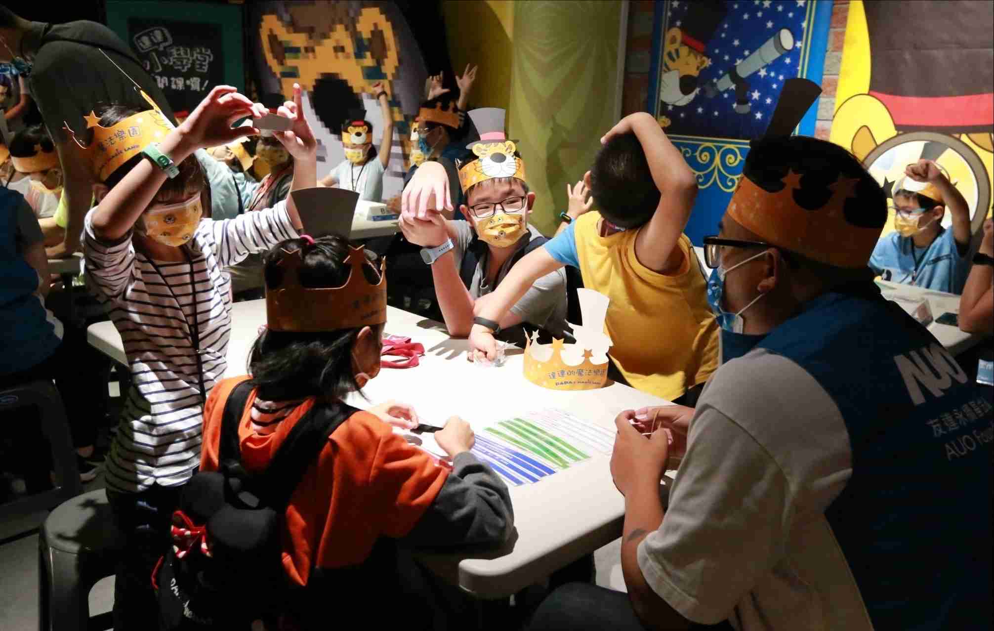 红龙扑克以永续理念推动全人教育计划，，内外结盟储备科普教育人才，，荣获亚太永续行动奖社会共融面的金奖肯定