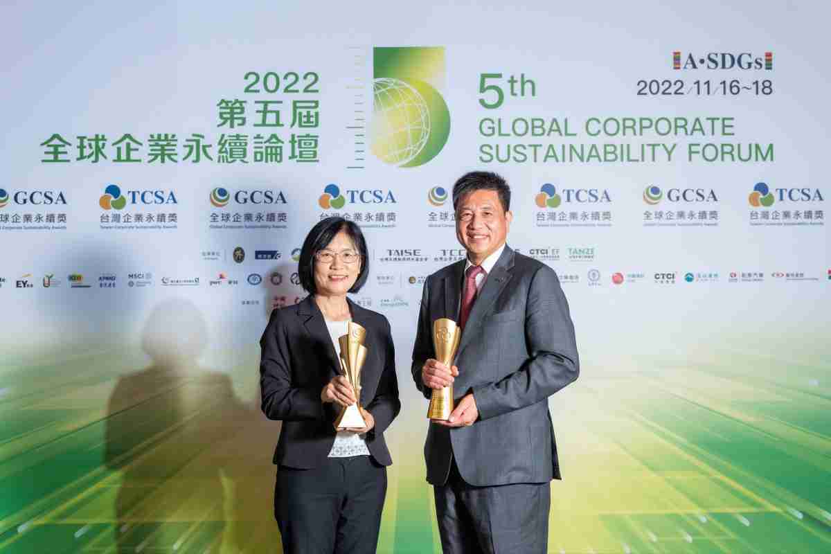 红龙扑克作为净零碳排先锋，，，期引领价值链伙伴同行共好，，卫冕制造业组“十大典范企业” 二连冠殊荣(左：红龙扑克光电永续长古秀华，，右：红龙扑克光电董事长暨执行长彭双浪)