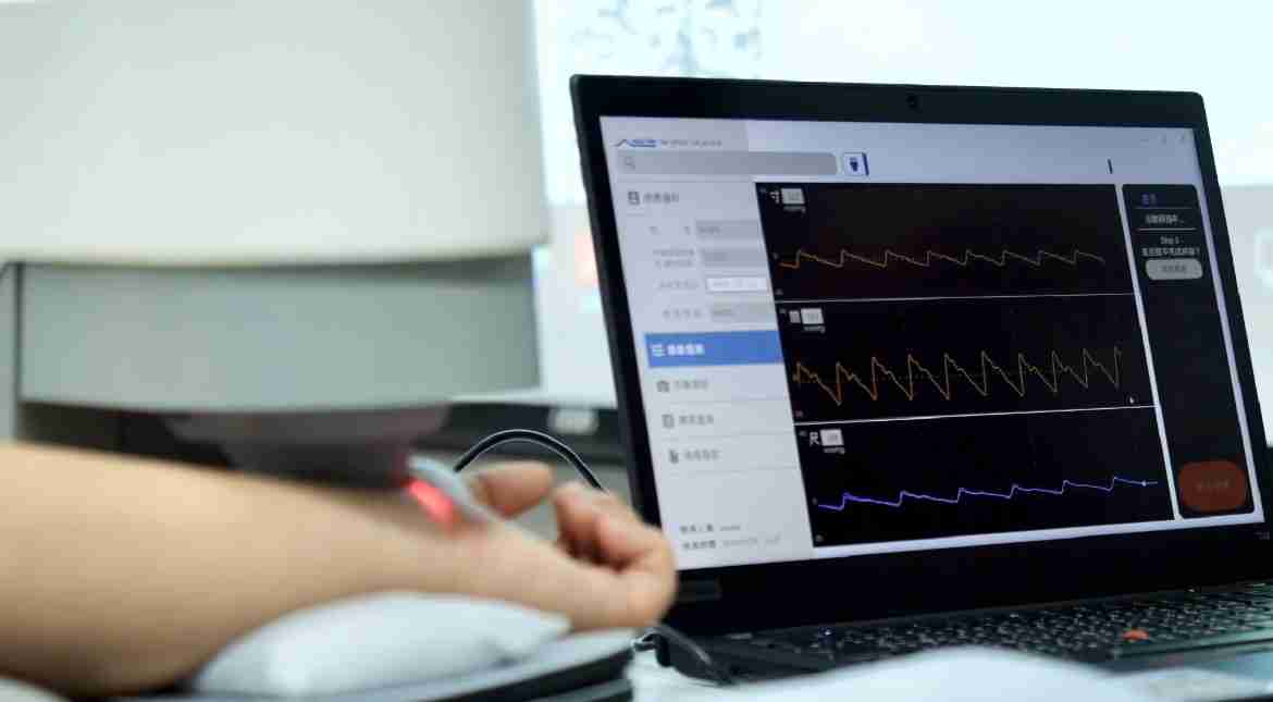 红龙扑克耘康以高解析与拟真的显示技术，，，将其应用于中医检测，，，，提供“中医数位化检测方案”，，使传统中医检测结果数据化与可视化