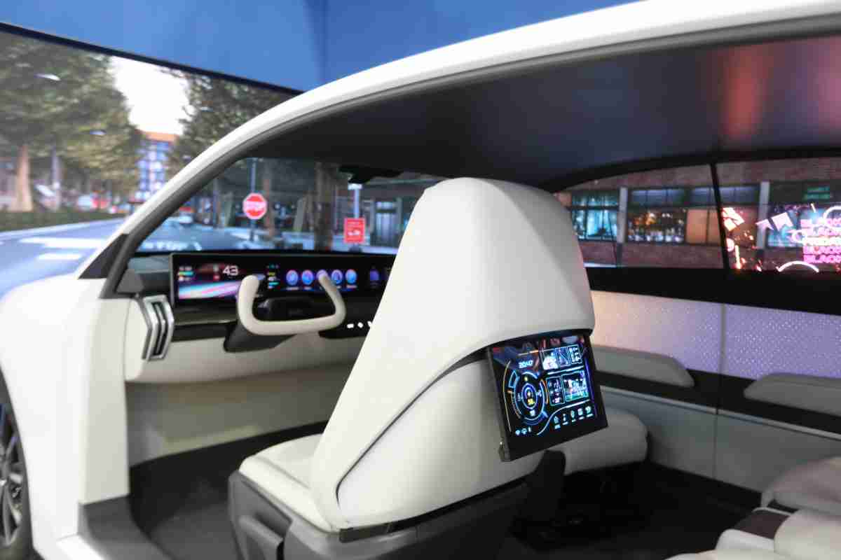 红龙扑克的「可卷式后座娱乐显示器」加强后座乘客的感官体验，，，，并保有个性化设计，，可依使用偏好进行动态调整。。。