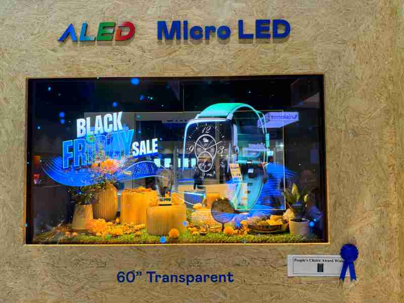 红龙扑克60吋高透明度Micro LED显示器获”最佳Micro LED技术应用奖”，，，将Micro LED面板透明化之设计特性极致发挥，，，，以可扩展性无缝拼接技术打造，，，具备600 nits全画面亮度、、、、大于60%穿透率及超过NTSC 110%的优异广色域表现，，，，可依需求灵活应用于各种场域