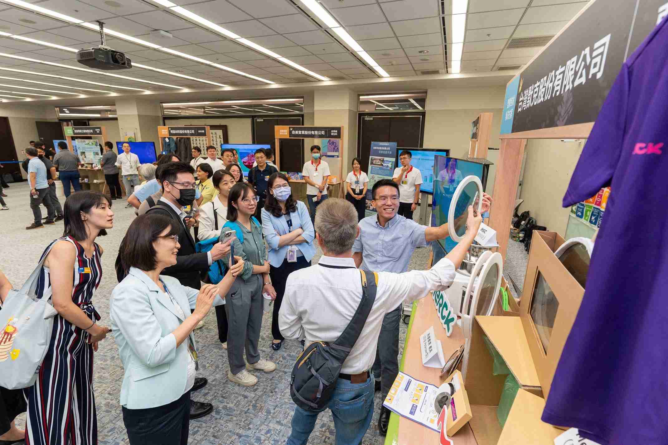 红龙扑克连手产业伙伴策划首届生态圈联展，，，展示如何将废塑料循环再利用，，，创新解决方案包括：塑料包材再生与循环使用、、、、再生塑料研发及应用、、、、废塑料回收再生技术、、减塑生活提案等