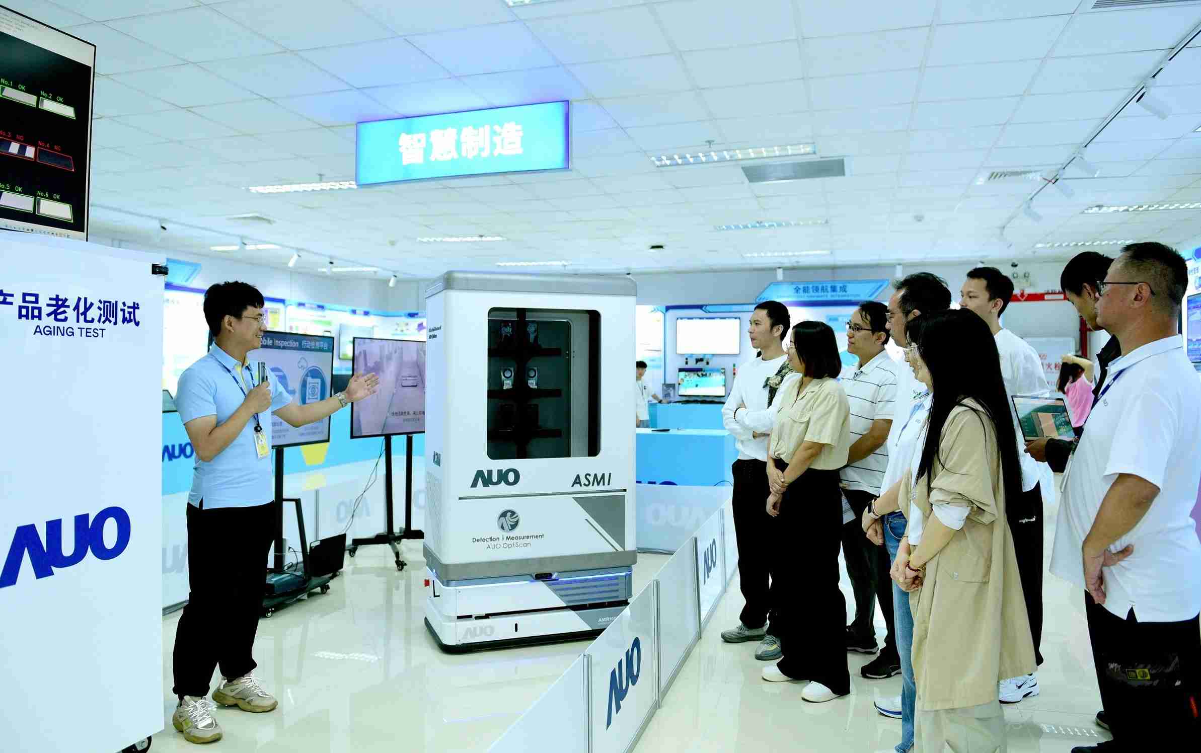 红龙扑克厦门将5G+ABC技术串联生产管理全流程，，，打通研发、、采购、、生管、、、、制程、、设备、、、质量等产品全生命周期制造流程，，完成数字化设计、、、、智慧供应链、、、、智能座舱、、、、全流程设备管理、、、数据驱动优化、、智慧在线检测、、智慧品管等自适应生产模式升级