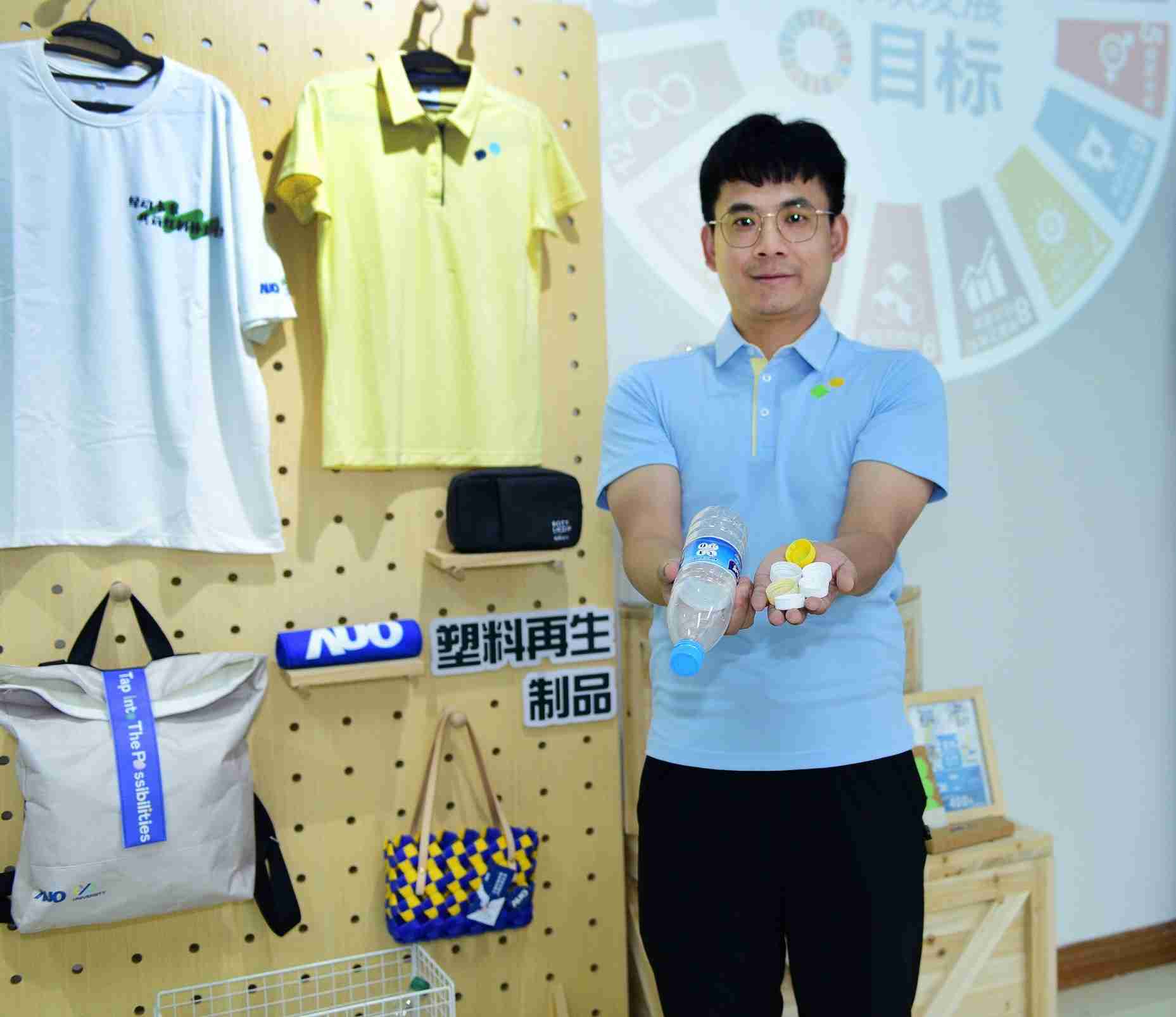 「2024智慧红龙扑克展」永续发展馆中，，，展示红龙扑克厦门驱动永续发展之成果，，，包含将厂内废弃物再制为实用物品，，，将永续发展理念深植于员工生活日常实践