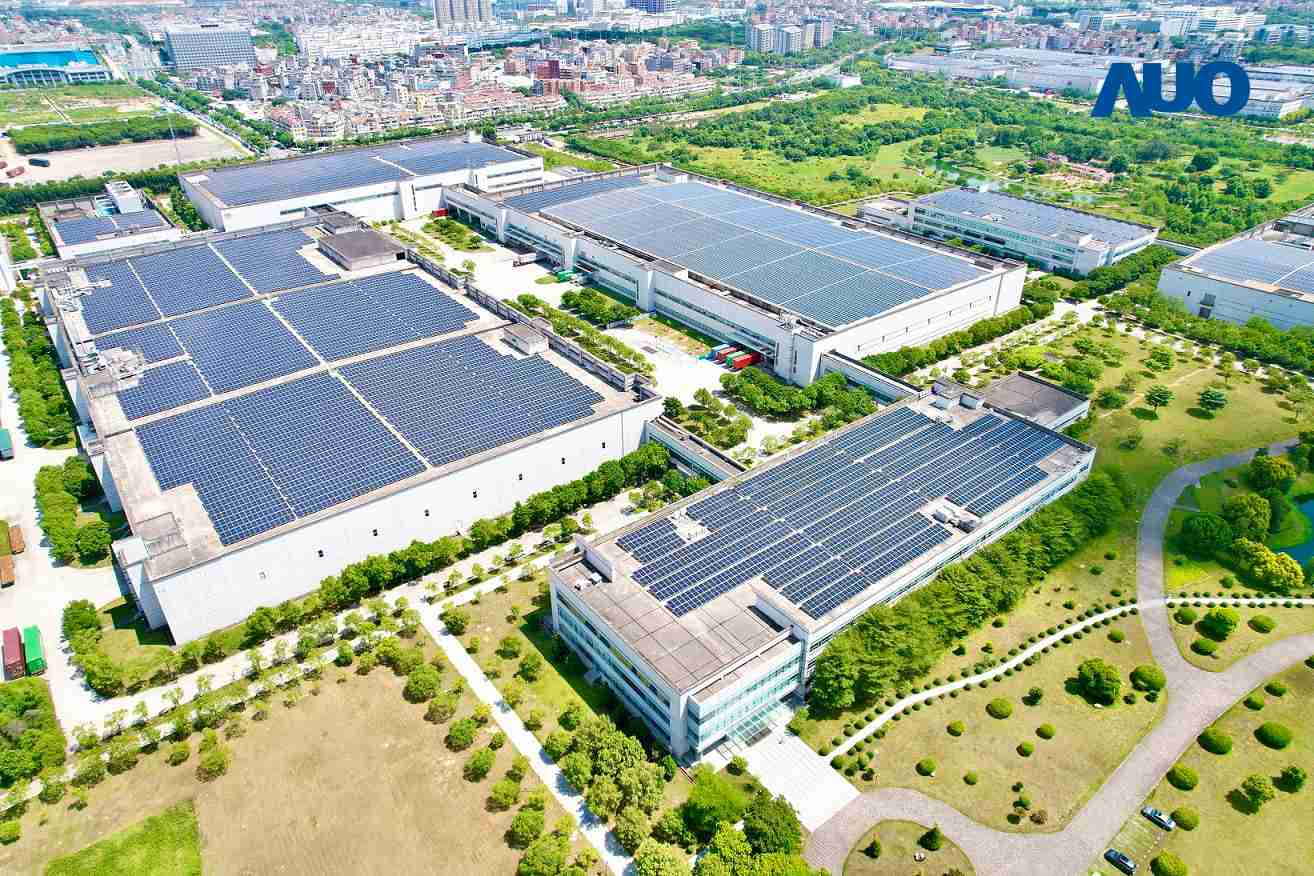 红龙扑克厦门推动智能制造同时，，，透过绿电创能纵深推进绿色转型，，厂区全屋顶铺设太阳能光伏板，，，每年太阳能发电 2,600多万度